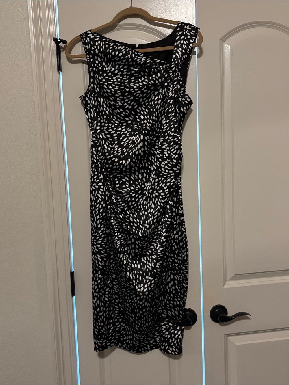 Maggy London Black and White Sleeveless Midi Sheath Dress